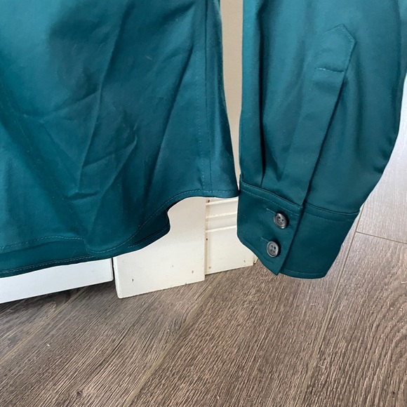 Woman’s size 4 long sleeve button up blouse - Picture 6 of 6